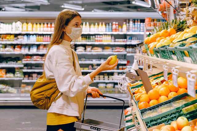 femme dans épicerie