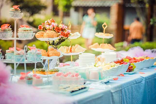 table avec gâteau suivi avec la méthode HACCP