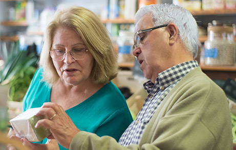 couple regarde étiquette produit alimentaire